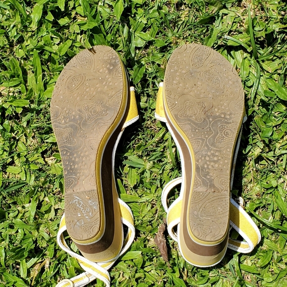 Beautiful Yellow Wedge Heels by Arizona Jean Co. - Picture 5 of 5